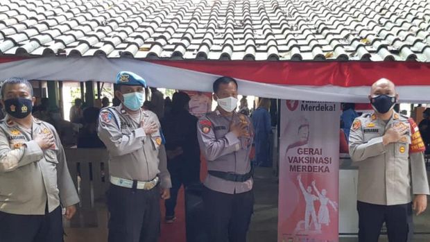 Vaksinasi di Kota Depok, Kamis (5/8/2021). Foto Dok.Polres Depok dan Polsek Sawngan