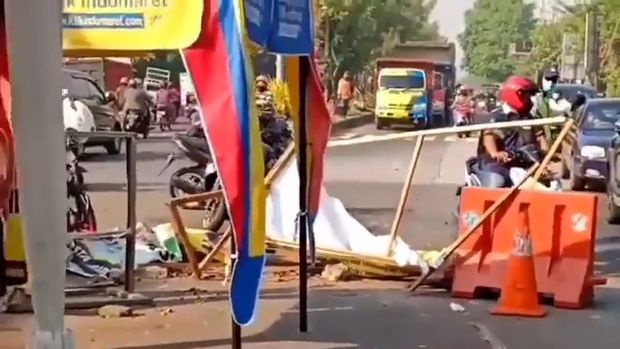 viral pria rusak banner ppkm