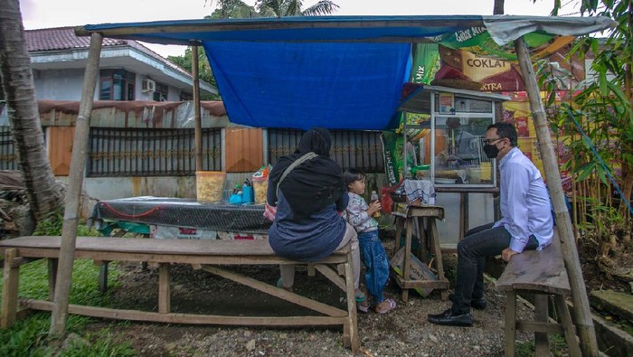 Wali Kota Bogor Bima Arya berbincang dengan pelaku UMKM.