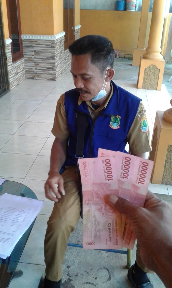Warga di Karawang mengaku BST yang diterimanya disunat 50 persen