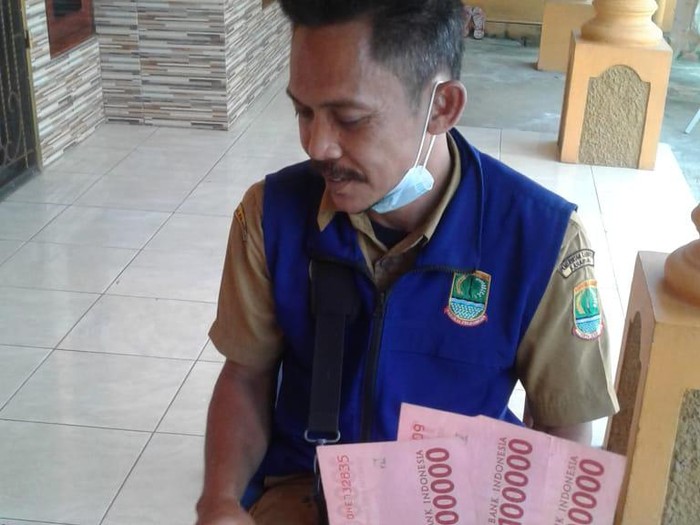 Warga di Karawang mengaku BST yang diterimanya disunat 50 persen