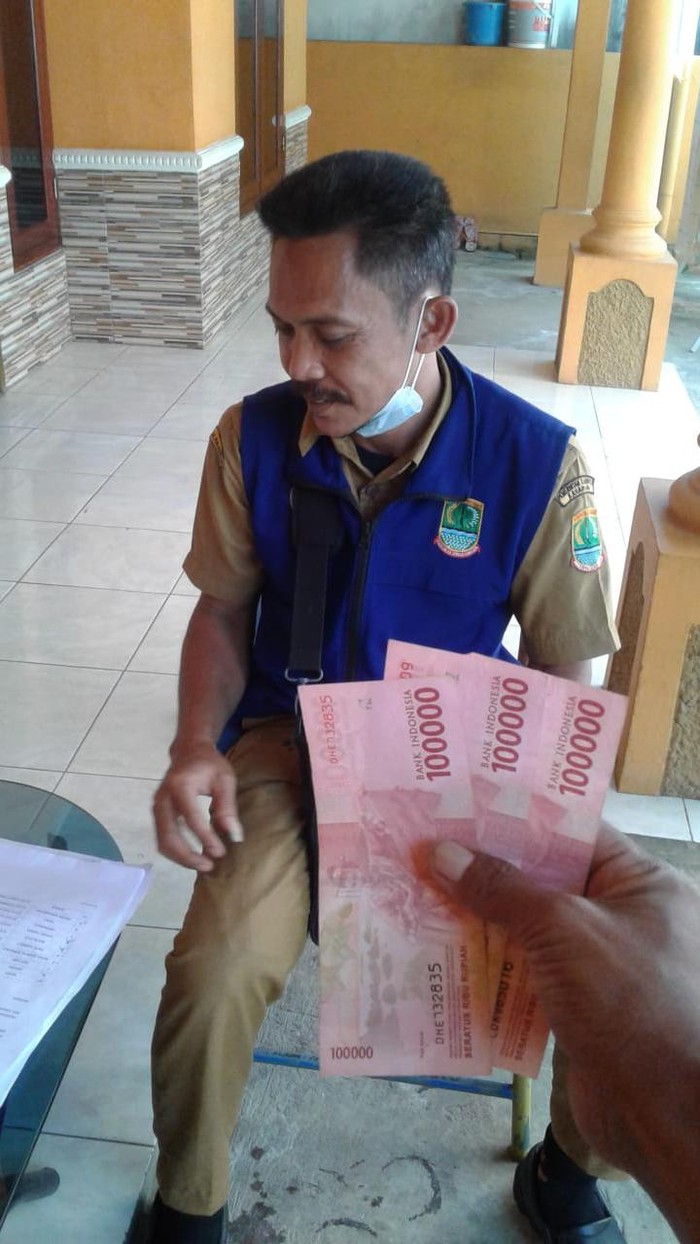 Warga di Karawang mengaku BST yang diterimanya disunat 50 persen