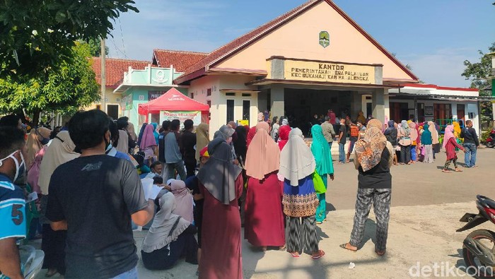 Warga Majalengka antre untuk mendapat bantuan beras 10 Kg.