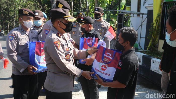 Ratusan warga terdampak PPKM di Ngawi mendapatkan paket sembako. Para pekerja seni dan jasa sound system tidak mendapat pekerjaan selama PPKM.