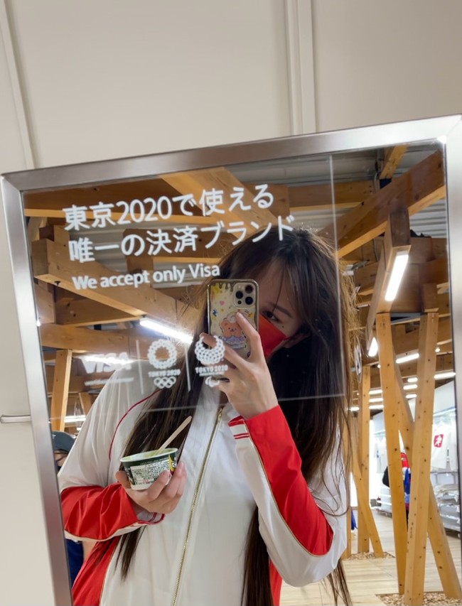 Terima kasih kepada mereka yang menemukan foto-foto dari wawancara di 2018 tapi jangan menonton wawancara itu. Tontonlah kompetisinya sampai habis. Kondisi fisik bisa berubah karena beda posisi dalam permainan polo air jadi aku harap netizen bisa melihat ini dengan tenang, tulisnya di Weibo.       Foto: Weibo Xiong Dunhan