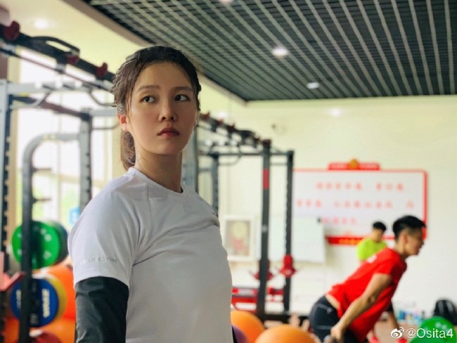 Olahraga adalah profesiku dan bekerja keras adalah kewajibanku. Tapi terlihat cantik adalah keinginan setiap wanita. Aku suka menggunakan filter kamera dan aku merekomendasikan stasiun-stasiun tv menempel senyuman manis padaku sebelum mereka menayangkan videoku, ujarnya. Foto: Weibo Xiong Dunhan