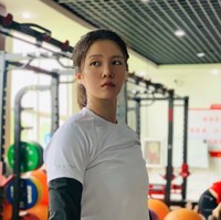 Olahraga adalah profesiku dan bekerja keras adalah kewajibanku. Tapi terlihat cantik adalah keinginan setiap wanita. Aku suka menggunakan filter kamera dan aku merekomendasikan stasiun-stasiun tv menempel senyuman manis padaku sebelum mereka menayangkan videoku, ujarnya. Foto: Weibo Xiong Dunhan