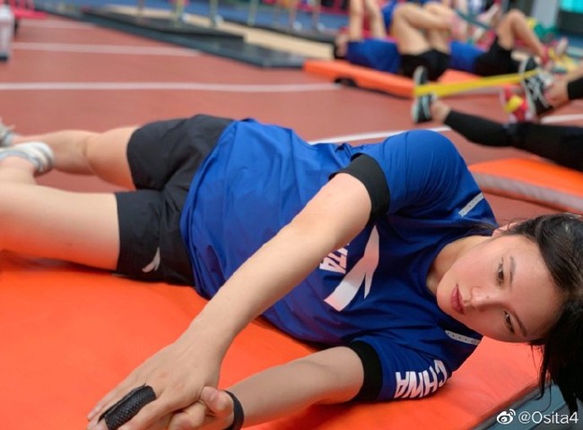 Kecantikan atlet kelahiran Kota Yueyang, Provinsi Hunan itu pun disamakan netizen dengan aktris Cecilia Cheung hingga mantan personel Miss A Meng Jia. Foto: Weibo Xiong Dunhan