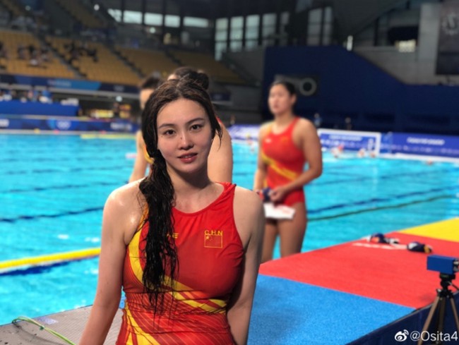 Potret Xiong Dunhan di Olimpiade Tokyo 2020 yang tersebar memukau banyak orang. Mengenakan baju renang bernuansa bendera China dengan rambut panjang dikuncir ke samping, wajah cantiknya mencuri perhatian. Proporsi tubuhnya yang menawan juga membuatnya dikagumi. Foto: Weibo Xiong Dunhan