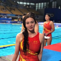 Potret Xiong Dunhan di Olimpiade Tokyo 2020 yang tersebar memukau banyak orang. Mengenakan baju renang bernuansa bendera China dengan rambut panjang dikuncir ke samping, wajah cantiknya mencuri perhatian. Proporsi tubuhnya yang menawan juga membuatnya dikagumi. Foto: Weibo Xiong Dunhan