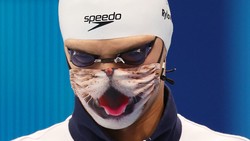 Selain jadi bagian dari protokol kesehatan, masker juga jadi sarana berekspresi. Seperti yang dikenakan peraih emas Olimpiade Tokyo 2020 ini. Menggemaskan ya?