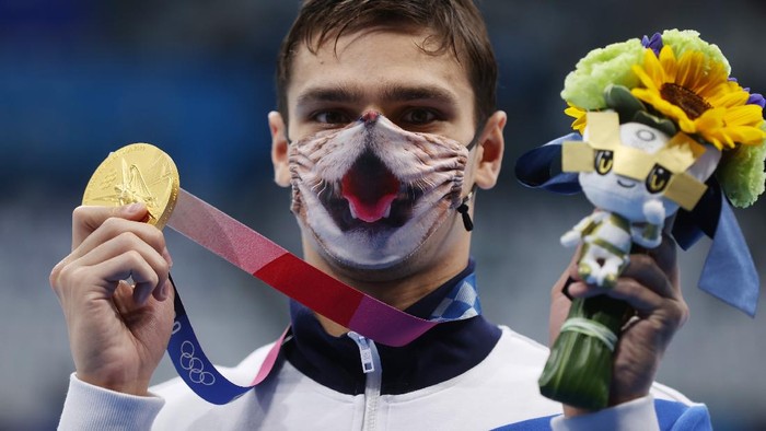 1331382003 TOKYO, JAPAN - JULY 30: Evgeny Rylov of Team ROC poses with the gold medal for the Mens 200m Backstroke Final on day seven of the Tokyo 2020 Olympic Games at Tokyo Aquatics Centre on July 30, 2021 in Tokyo, Japan. (Photo by Clive Rose/Getty Images)