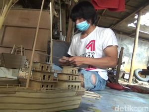 Melihat Miniatur Kapal Pinisi Karya Penyandang Disabilitas Purwakarta