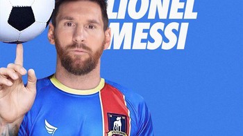 Nah, kalau ini Messi berseragam AFC Richmond. Ini adalah klub sepakbola fiktif di serial Ted Lasso, serial komedi di AppleTV+. Foto: (Twitter)