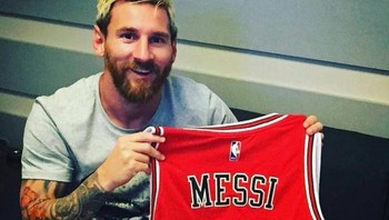 Atau ada lagi foto Messi memamerkan seragam Chicago Bulls. Foto: (Twitter)