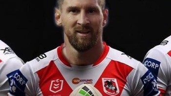 Masih dari Australia, fans membuat Messi bergabung dengan NRL Dragons, klub rugby di Negeri Kanguru. Foto: (Twitter)