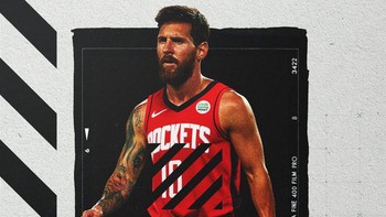 Foto editan Messi juga membayangkan dia pindah sekalian menggeluti bola basket. Ini foto Messi gabung dengan Houston Rockets. Foto: (Twitter)