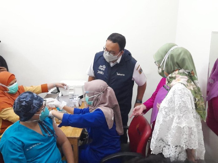 Anies saat mengecek penyuntikan vaksin Corona dosis ketiga di Jakarta (Tiara-detikcom)