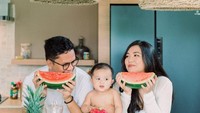 Di Instagram, Arief Muhammad sering mengunggah momen kebersamaan antara dirinya dan keluarga kecilnya. Salah satunya saat menikmati buah semangka beranam istri dan anaknya. Foto: Instagram @ariefmuhammad