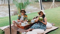 Momen kulineran Arief Muhammad dan Tiara Pangestika terjuga terlihat pada momen liburannya. Mereka kompak menikmati air kelapa di pinggir sungai yang deras. Foto: Instagram @ariefmuhammad