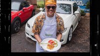 Gaya Arief Muhammad saat membawakan sepirin makanan ini juga tak kalah bikin netizen salah fokus. Makanannya disajikan dengan paprika merah dan hijau. Foto: Instagram @ariefmuhammad