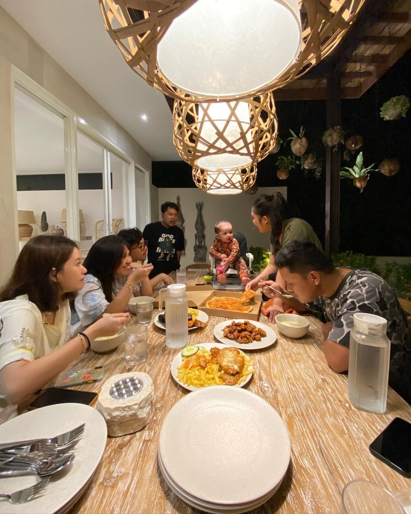Momen Arief Muhammad ‘Ikoy-ikoyan’ Makan Bareng Keluarga Kecilnya