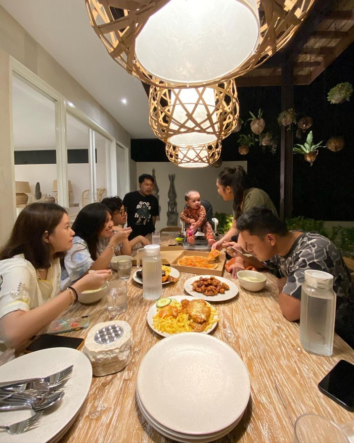Arief Muhammad Momen Arief Muhammad ‘Ikoy-ikoyan’ Makan Bareng Keluarga Kecilnya