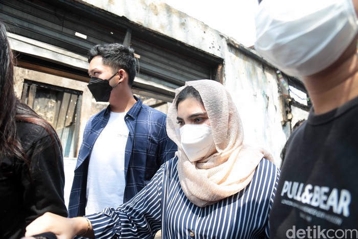 Ashanty saat mengunjungi korban kebakaran di Karet Tengsin.