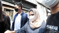 Ashanty bersama Azriel mengunjungi lokasi kebakaran di Karet Pasar Baru, Tanah Abang, Jakarta Pusat pada Jumat (6/8). Pool/Noel/detikFoto.