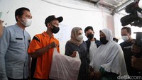 Jadi kita ke sini kita berikan sembako dan aku bawa makanan ada 150 juga untuk mereka. Ya sedikit, semoga bisa membantu, tuturnya. Pool/Noel/detikFoto.