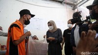 Ashanty memberikan bantuan berupa bahan sembako dan juga makanan untuk para korban. Pool/Noel/detikFoto.