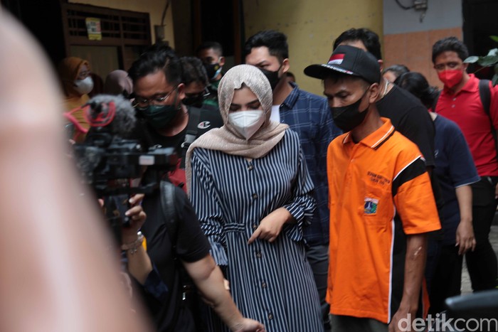Ashanty saat mengunjungi korban kebakaran di Karet Tengsin.