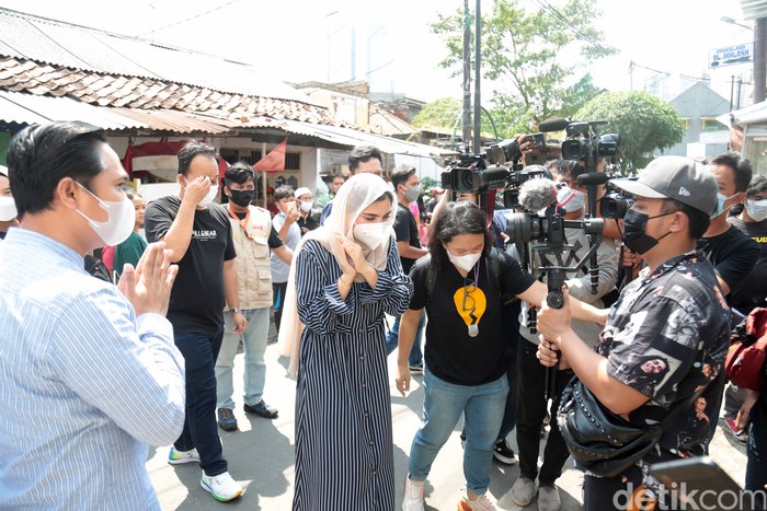 Ashanty saat mengunjungi korban kebakaran di Karet Tengsin.