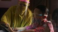 Menurut Mendikbudristek Nadiem Makarim menyatakan bahwa pemberian kuota belajar bagi siswa, mahasiswa, guru dan dosen dimulai pada bulan September. Kemudian, berlanjut di Oktober, dan November 2021. Jefta Images/Barcroft Media via Getty Images