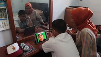 Yang nantinya  penyaluran bantuan diharapkan membantu pelaksanaan Pembelajaran Jarak Jauh (PJJ) selama pandemi COVID-19.  Budiono/ Sijori images/Barcroft Media via Getty Images