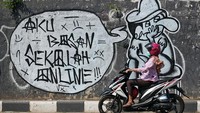 Pengumuman resmi terkait subsidi kuota belajar diungkapkan pada konferensi pers daring Peresmian Lanjutan Bantuan Kuota Internet dan Bantuan Uang Kuliah Tunggal Tahun 2021 pada Rabu (04/08/2021). BAY ISMOYO/AFP via Getty Images