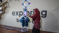 Nadiem menambahkan, kuota belajar ini bentuknya umum agar bisa fleksibel digunakan. Kendati demikian, ada sebagian situs atau aplikasi yang dilarang untuk diakses. Jovan Triniti/SOPA Images/LightRocket via Getty Images