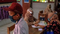 Sebagai rincian, ada 1.529.949 siswa PAUD penerima dan anggarannya sebesar Rp 88,35 miliar. Untuk siswa pendidikan jenjang dasar dan menengah, ada 20.528.602 penerima dengan anggaran Rp 1,69 triliun. Ichal Chem / Riau Images/Barcroft Media via Getty Images