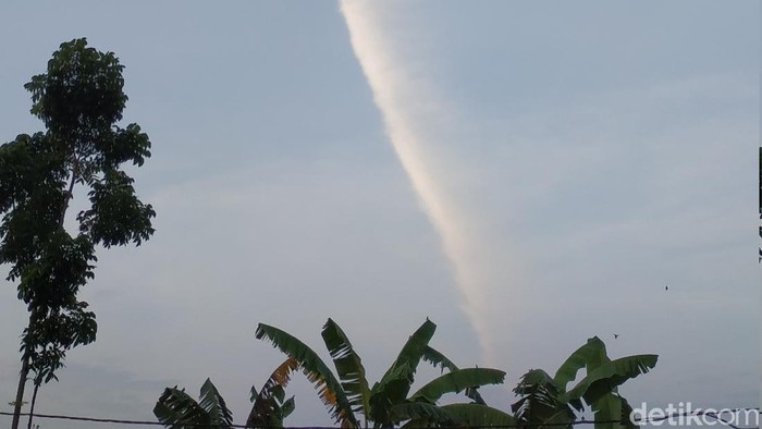 Fenomena alam Langit Terbelah viral di media sosial. Dalam video berdurasi 1 menit 17 detik itu digambarkan awan putih membentuk garis dari ufuk selatan hingga berakhir di orbit matahari. Meski hanya berlangsung puluhan menit namun pemandangan langka itu sempat menyita perhatian warga.