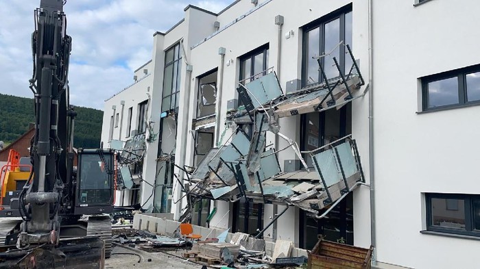 Bangunan apartemen dirusak pakai Escavator