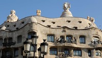 Destinasi wisata keren yang bisa kamu kunjungi di Barcelona adalah Casa Mila. Bangunan ini dirancang arsitek kenamaan Antonio Gaudi yang bangunannya dipahat secara konvensional. Jasper Juinen/Getty Images