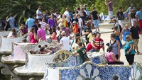 Lalu ada Park Guell. Taman yang dirancang Gaudi ini menyuguhkan pemandangan indah Kota Barcelona. (David Ramos/Getty Images)