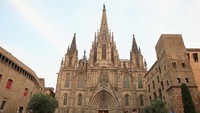 Ini adalah Gothic Quarter yang merupakan jalan yang terkenal di Barcelona. Di sini, kamu bisa melihat Katedral Barcelona yang sangat ikonik. Alexander Hassenstein/Getty Images