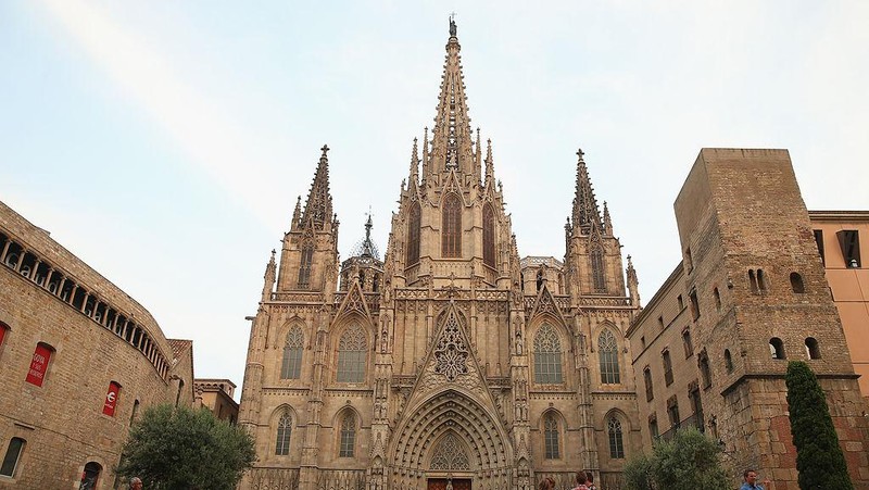 Nama Lionel Messi mungkin sudah melekat dengan FC Barcelona. Padahal, masih banyak destinasi wisata keren di Barcelona.