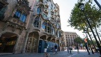 Casa Battlo mirip dengan Casa Mila karena sama-sama dirancang Gaudi. Sejak dari fasad, bangunan ini sangat menarik. Memasuki bagian dalam, traveler seolah diajak ke negeri dongeng. Bangunan ini Instagrammable lho. (Cesc Maymo/Getty Images)