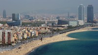 Karena lokasinya menghadap ke laut, Barcelona juga memiliki pantai, salah satunya Barceloneta. (Jasper Juinen/Getty Images)