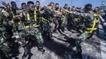 Berlatih Parade Roll di KRI Bima Suci