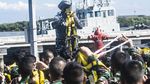Berlatih Parade Roll di KRI Bima Suci