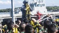 Usai perkenalan alat, para taruna mulai diajari bagaimana naik dan turun dari masing-masing tiang secara aman, serta cara mengendalikan rasa takut saat berada di atas ketinggian.  