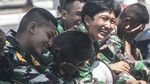 Berlatih Parade Roll di KRI Bima Suci